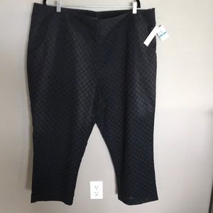 Black Melissa McCarthy cropped black pants.